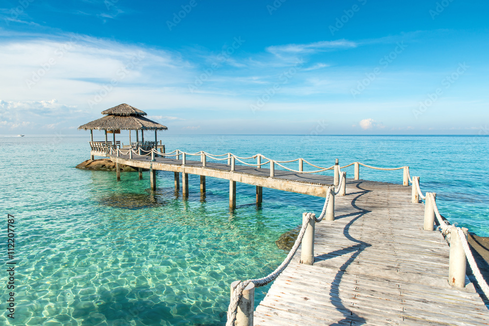 Obraz premium Koncepcja lato, podróże, wakacje i wakacje - drewniane molo w Phuket, Tajlandia. Użyj do letnich podróży i letnich wakacji.