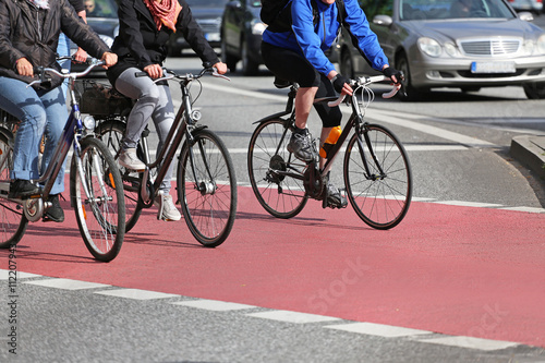 Räder starten auf Radweg