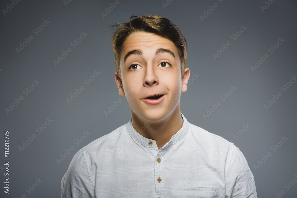 Obraz premium Closeup Portrait of happy boy going surprise isolated on gray background