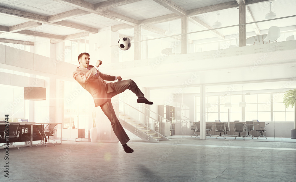 Fototapeta premium Playing football in office