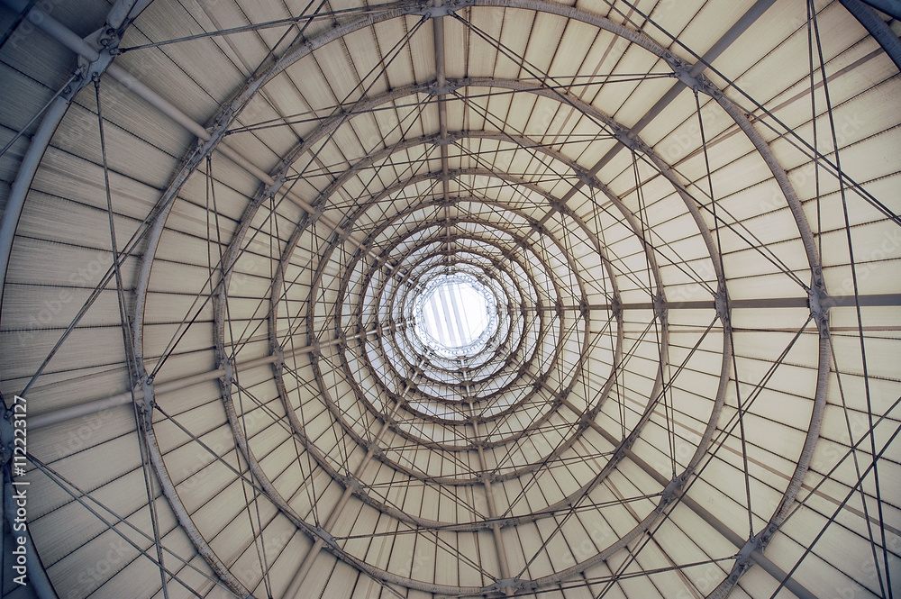 Estructura circular de toldo con acabado en forma de cono