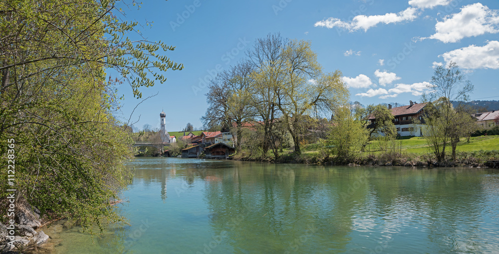 Mangfall Fluss mit Blick zur Dorfkirche Gmund am Tegernsee Mangfall Fluss mit Blick zur Dorfkirche Gmund am Tegernsee