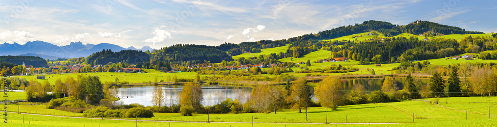 Fototapeta premium Panorama Landschaft in Bayern im Allgäu bei Fuessen