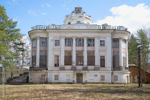 Fotografie The building of the manor Demidov, sunny april day