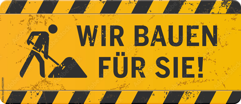 gelbes Schild Wir bauen für Sie mit Bauarbeiter-Icon zerkratzt
