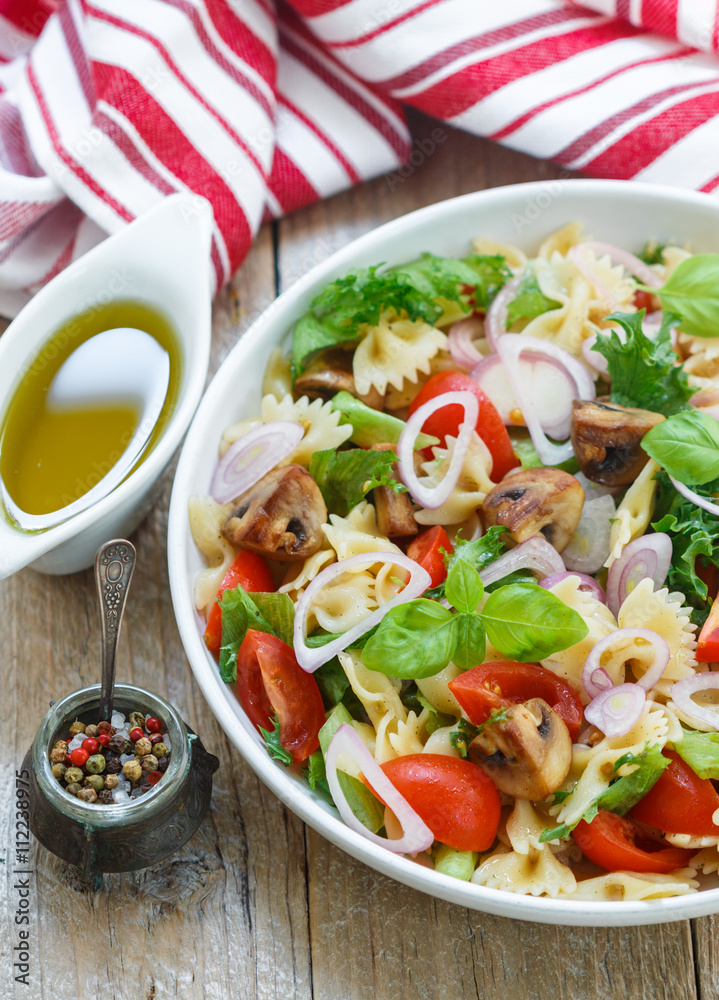 Warm salad of Farfalle with mushrooms and tomatoes
Warm salad of Farfalle with mushrooms and tomatoes