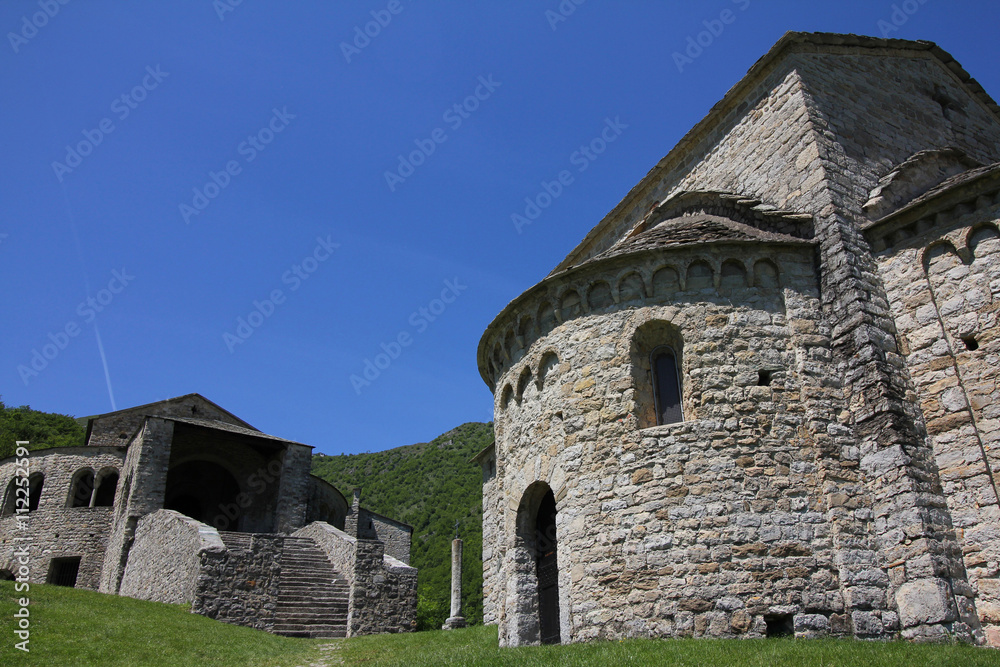 l'oratorio di San Benedetto e la basilica di San Pietro al Monte; Civate l'oratorio di San Benedetto e la basilica di San Pietro al Monte; Civate