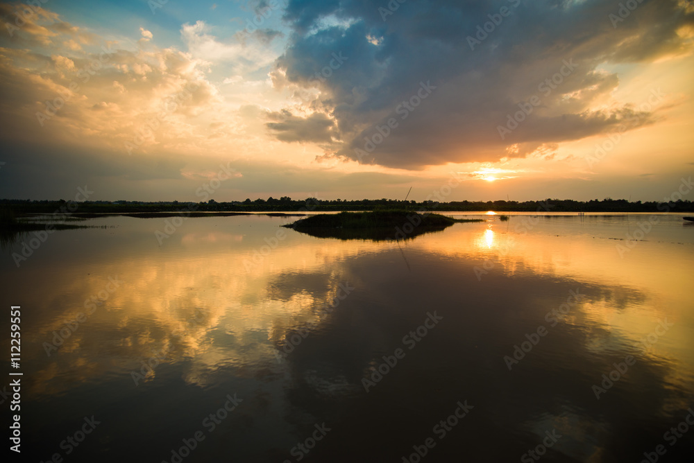 Obraz premium Sunset on the river - landscape series