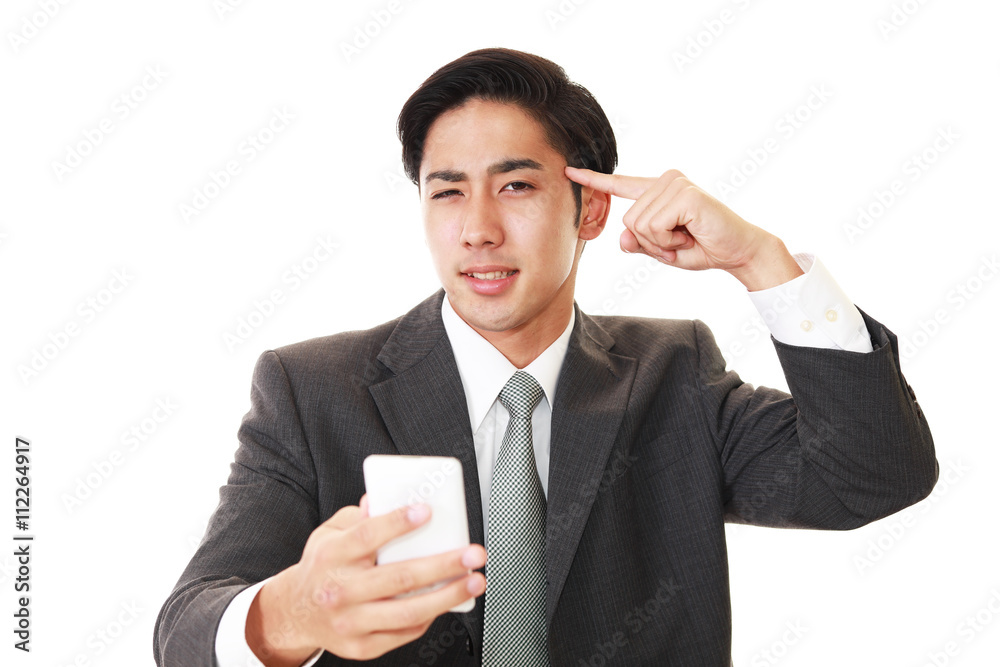 スマートフォンを持つビジネスマン