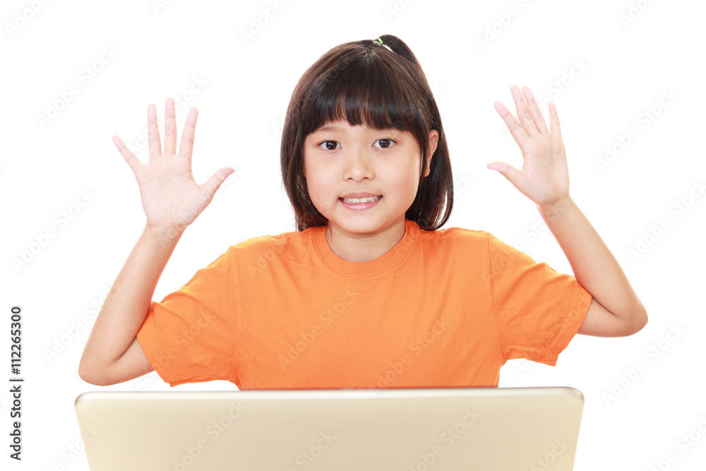 パソコンを楽しむ女の子 パソコンを楽しむ女の子