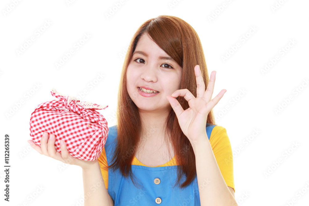 お弁当を持つ女性 お弁当を持つ女性