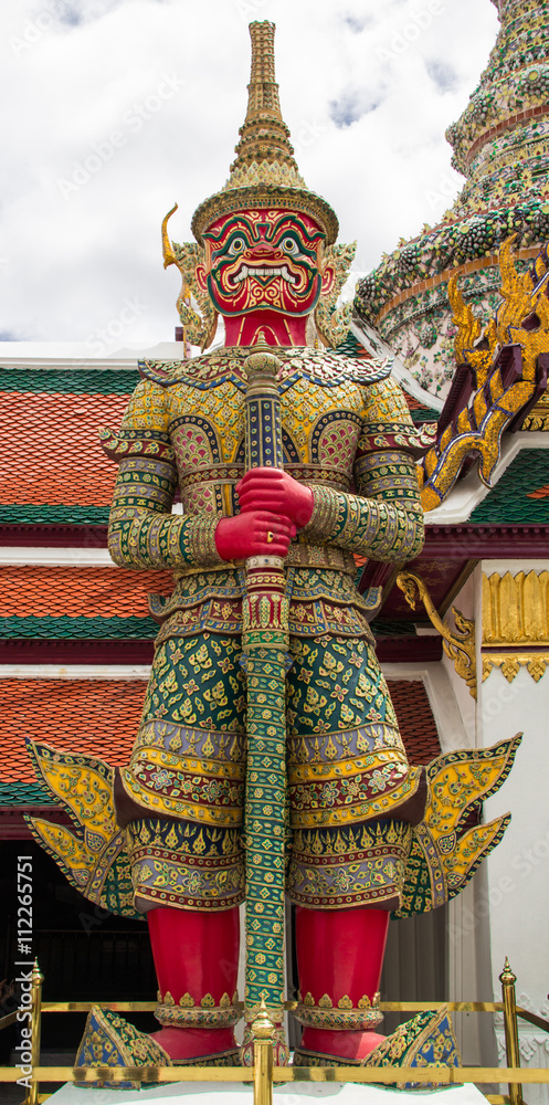 Fototapeta premium giant in wat pra keaw 