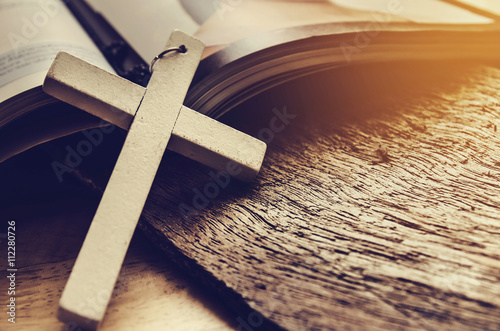 Quadro su tela Closeup of simple wooden Christian cross necklace on  Bible , vintage tone , god