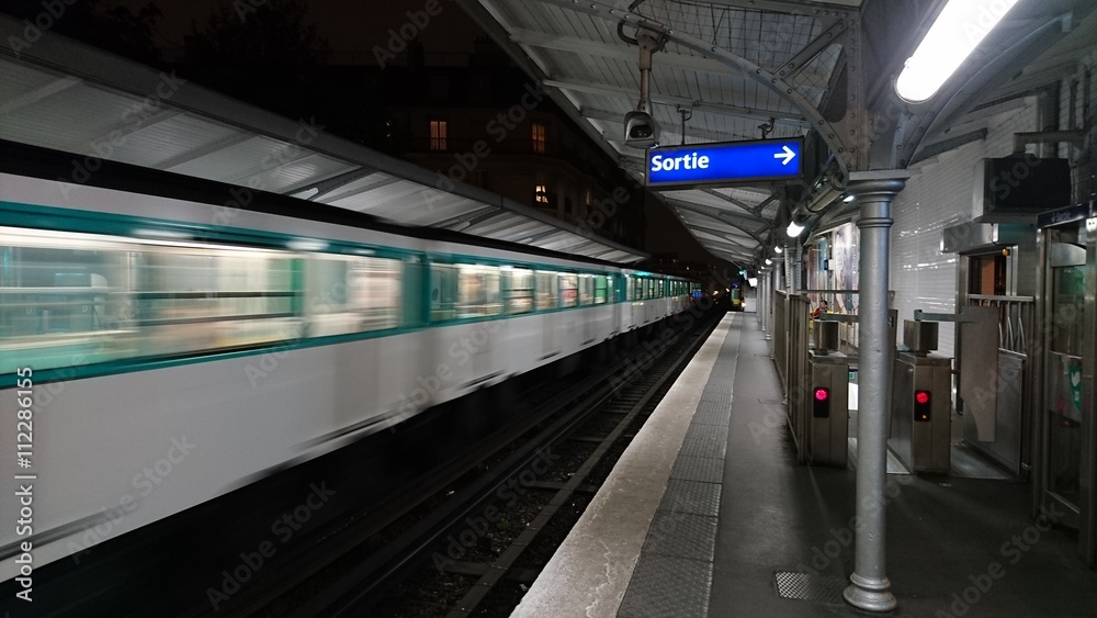Station de métro la nuit à Paris