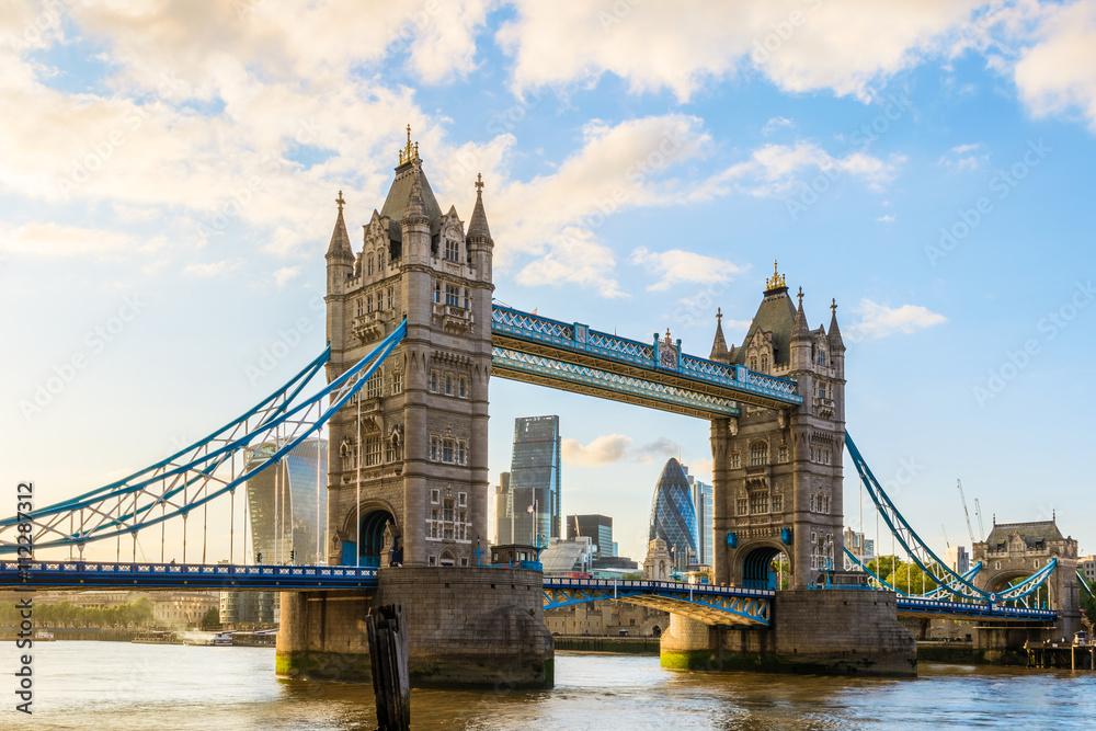 Naklejka premium Tower Bridge w Londynie podczas zachodu słońca z dzielnicy finansowej Londynu w tle