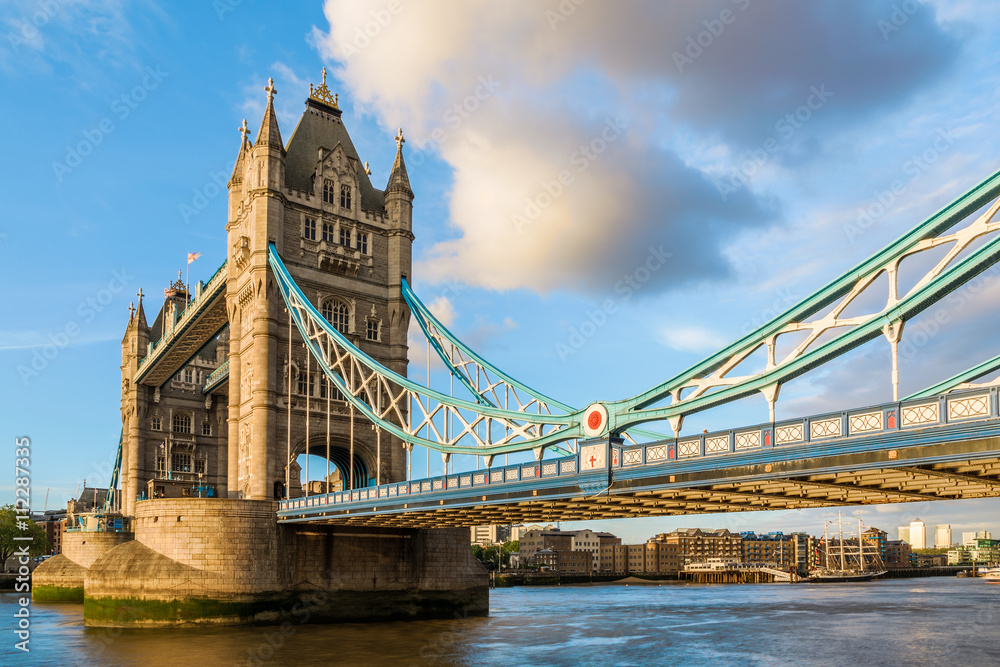 Tower Bridge in London during sunset with a closer look at the suspender design - obrazy, fototapety, plakaty 
