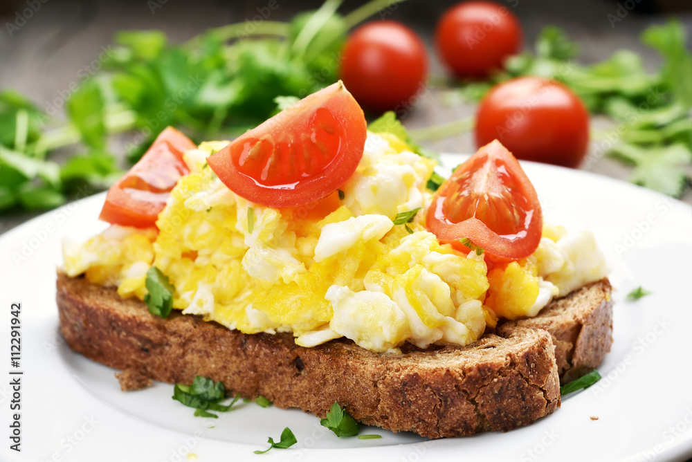 Scrambled eggs and tomato slices on bread Scrambled eggs and tomato slices on bread