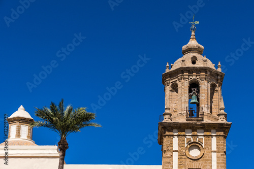 Glockenturm der Kirche des Apostels Santiago in Cadiz