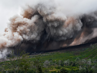 Fotobehang Vulkaan Sinabung vulkaan stoot rook en as uit  © alekseev
