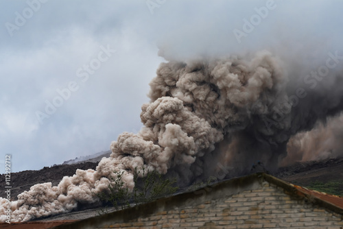 Aswolk van Sinabung vulkaan Indonesië