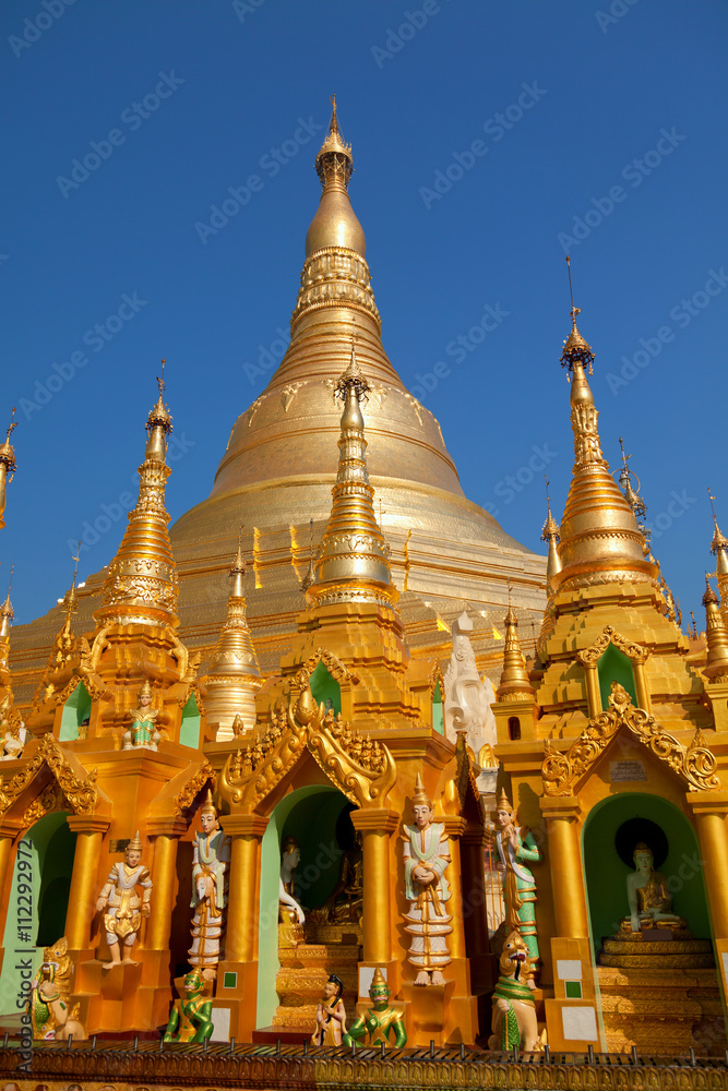 Naklejka premium Shwedagon Pagoda in Yangon, Myanmar. Shot at sunrise
