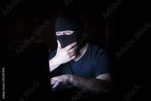 Εκτύπωση καμβά Hacker in black mask with laptop