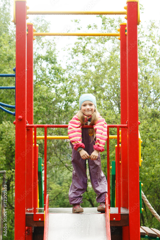Obraz premium Little girl laughing in the Playground