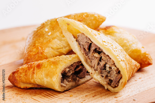 Εκτύπωση καμβά Delicious samosa pies with meat on plate. Menu, restaurant, reci
