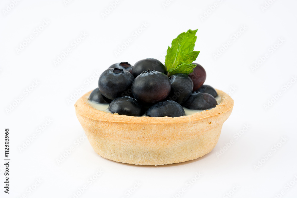 Delicious tartlets with raspberries and blueberries isolated on white background
Delicious tartlets with raspberries and blueberries isolated on white background