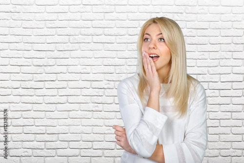 Fényképezés blonde woman acting surprised and confused
