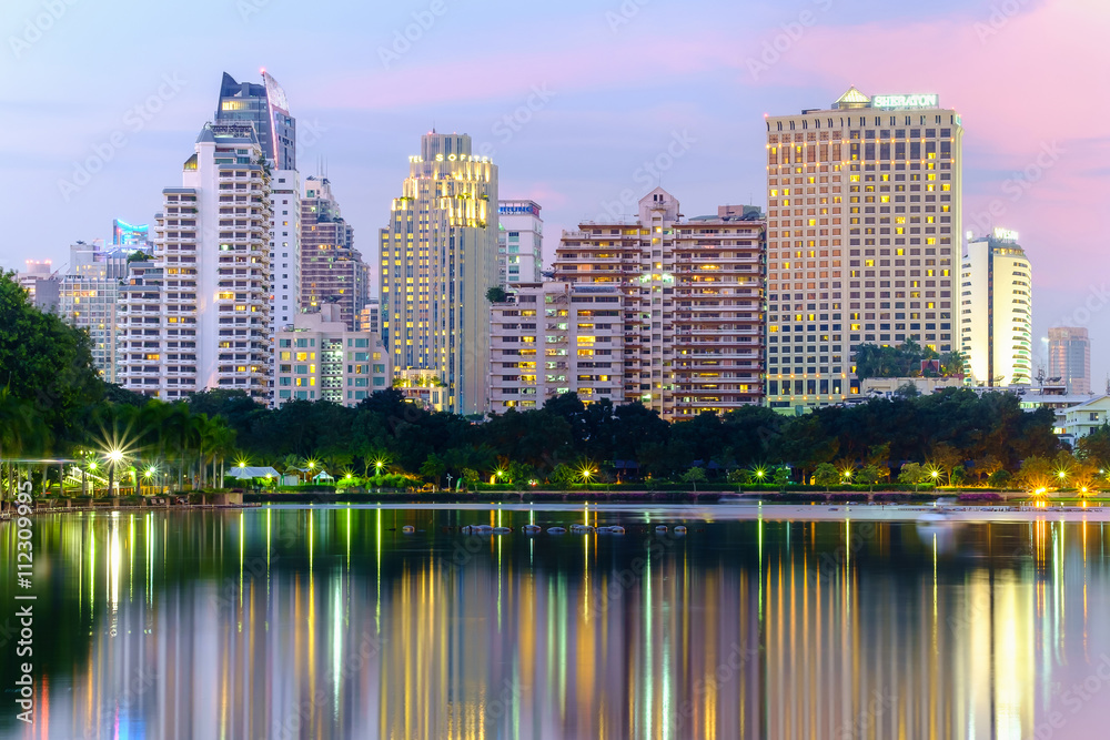 Obraz premium Business district cityscape in bangkok, Thailand.