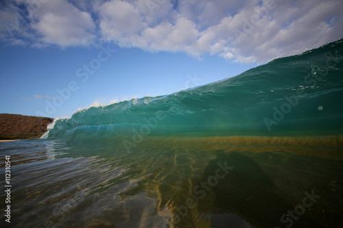 Fototapeta Naklejka Na Ścianę i Meble -  hollow wave breaking in hawaii