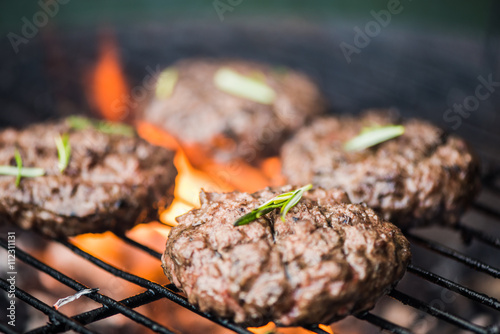 Fotografie bbq burgers, smoke and fire
