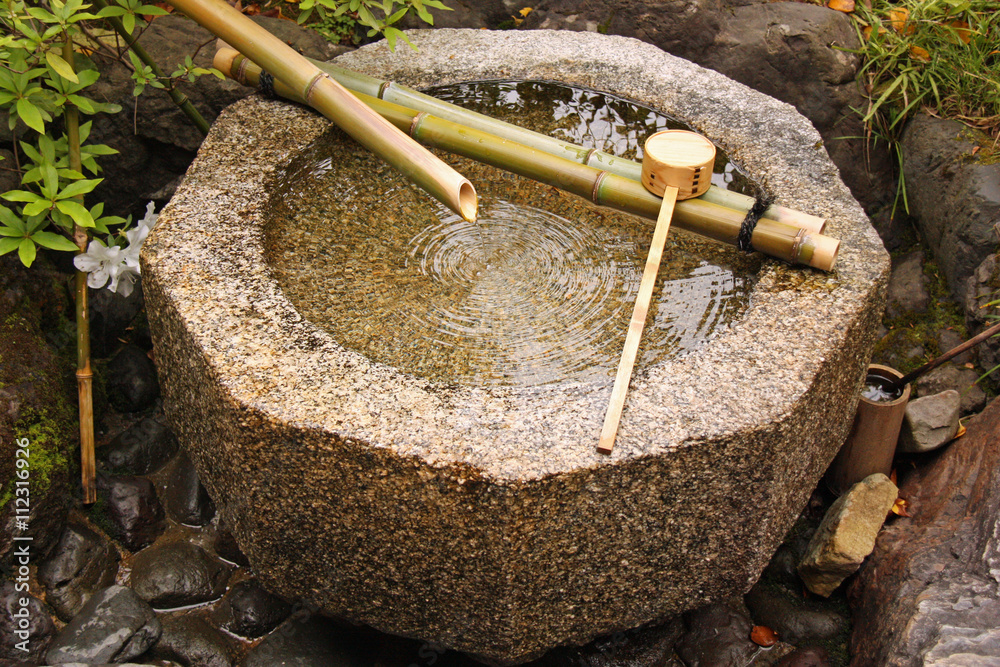 Obraz premium Fontaine de purification dans un temple à Kyoto, Japon