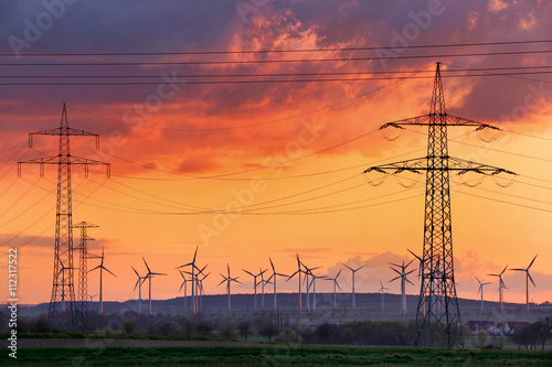 Strommasten vor Windkraftanlagen 3