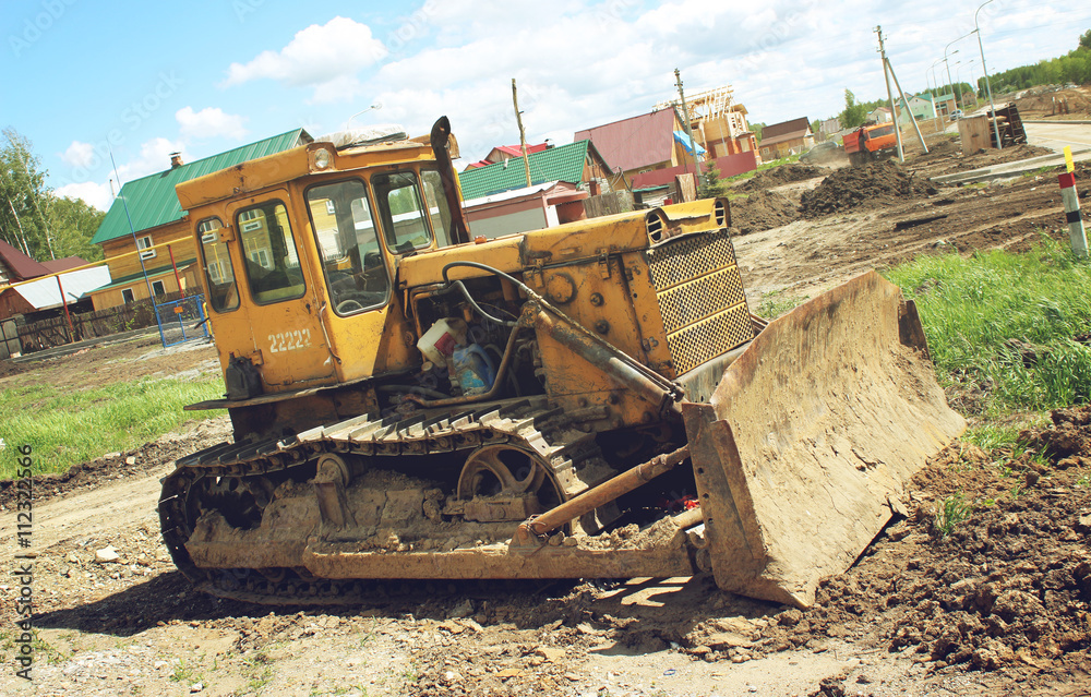 Old abandoned excavator in the countryside