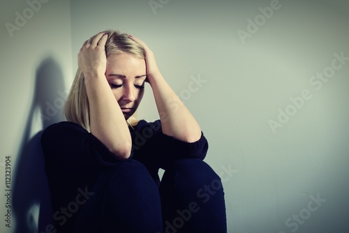Obraz na płótnie Sad woman. w salonie
