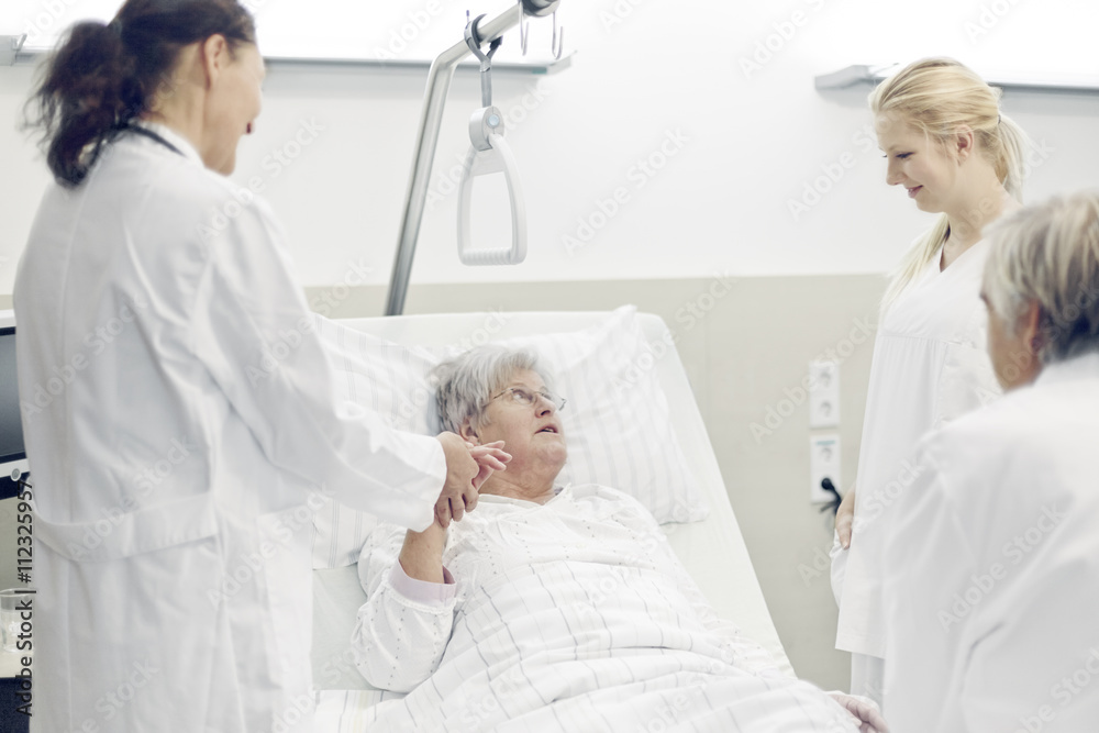 Krankenschwester Ärztin Patientin Krankenhaus Krankenschwester Ärztin Patientin Krankenhaus