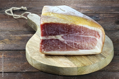 Italienischer Prosciutto Crudo Schinken auf rustikalem Holzhintergrund photo