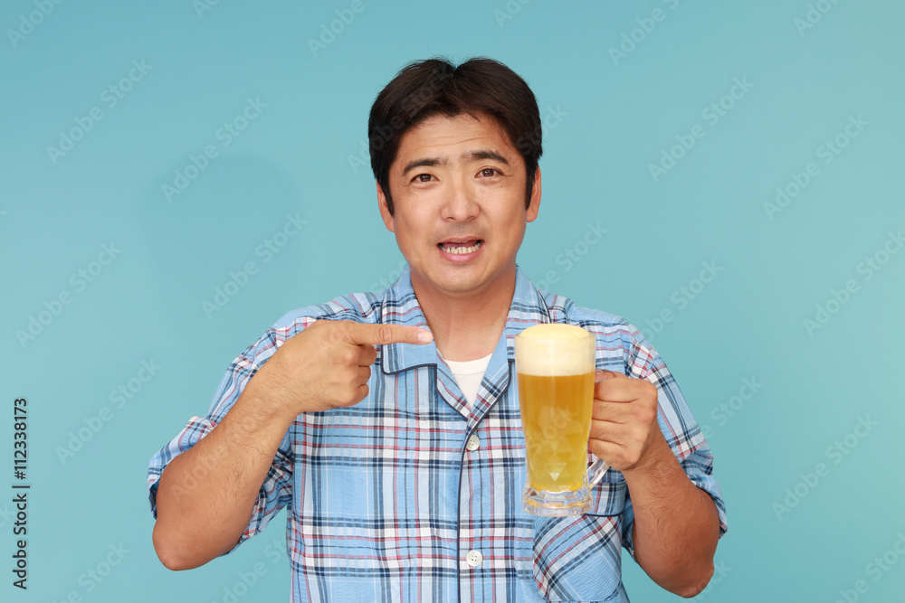 ビールを楽しむ男性