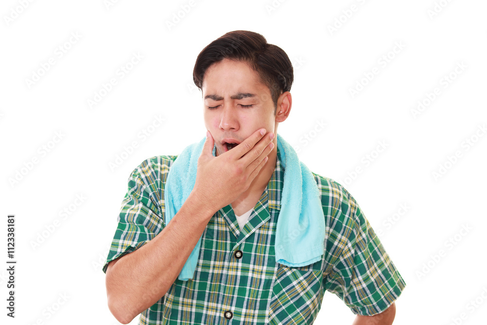 あくびをする男性 あくびをする男性