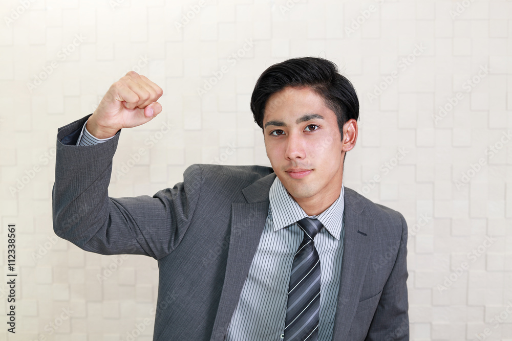ガッツポーズのビジネスマン