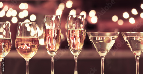 Foto Food and drink concept. Alcoholic beverages on a bar counter.