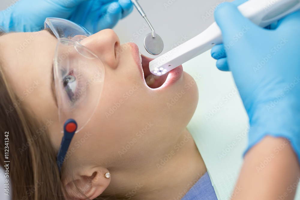Naklejka premium Girl in dentistry
