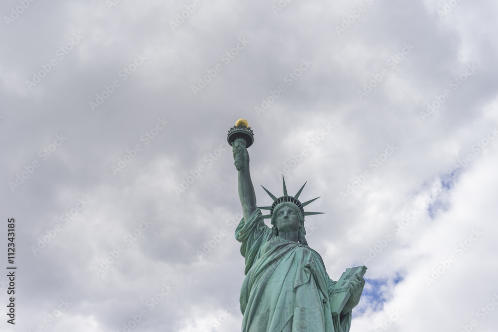 Fototapeta premium statue of liberty, cloudy sky