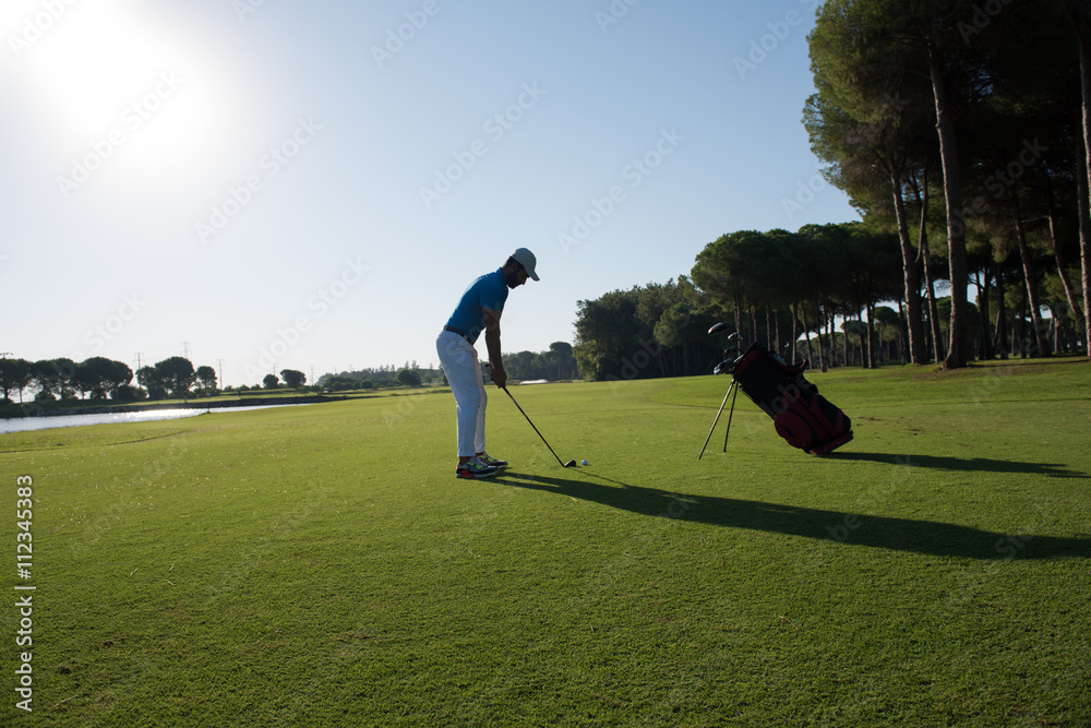 Obraz premium golf player hitting shot
