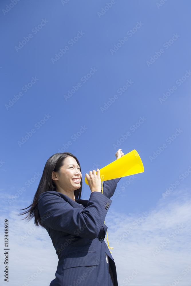 青空と応援する女性　ビジネス