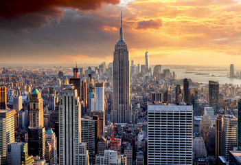 Wandcirkels Empire State Building Olieraffinaderij met rokende schoorstenen  © TTstudio
