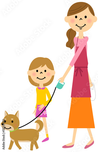 犬の散歩をする親子