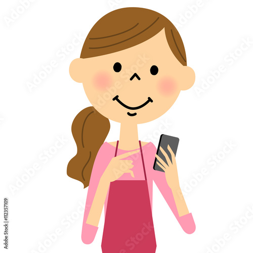 スマートフォンを触るエプロンの女性  